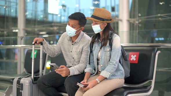 Couple traveler sitting and relax in the terminal airport