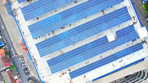 Aerial view of the solar panels on the roof of a shopping mall alt