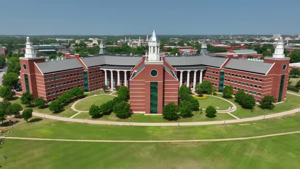 Rising aerial reveal of college building at Baylor University in Waco Texas. alt