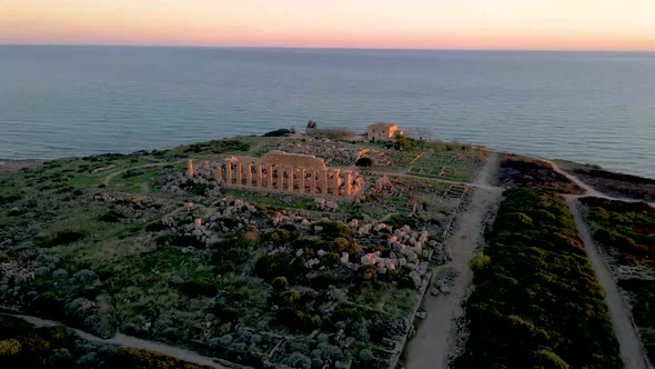 Selinunte Temple Sicily Italy Sunset at the Archeological Site of Selinunte Sicilia alt