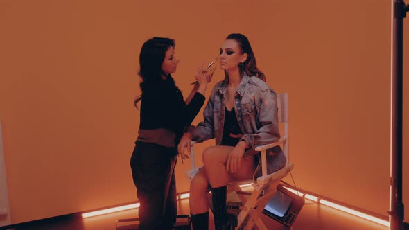 Retro Fashion Model gets Make Up alt