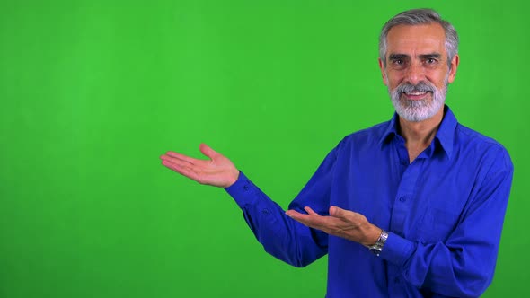 Old Senior Man Introduces Something - Green Screen - Studio alt