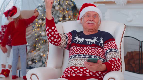 Senior Old Grandfather Man Buy Christmas Gift Presents Doing Online Shopping on Mobile Phone at Home alt