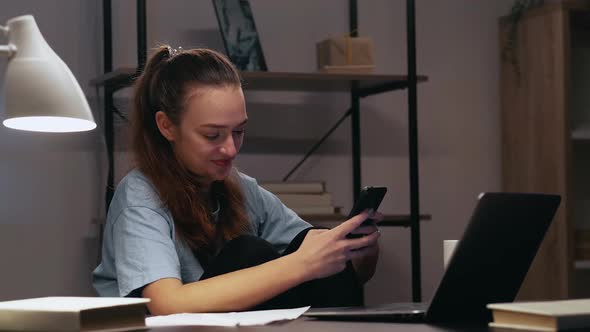 Mobile Chat Distance Work Relaxed Employee Phone alt