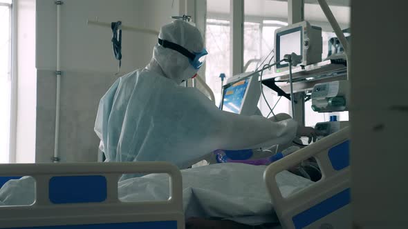 Medical Worker Is Regulating Pulmonary Ventilation System in a Covid19 Coronavirus Emergency Care alt