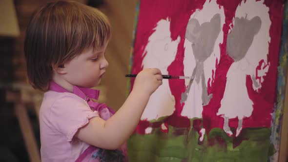 The Little Girl with Short Hair Paint Picture Concentrated Mouse alt