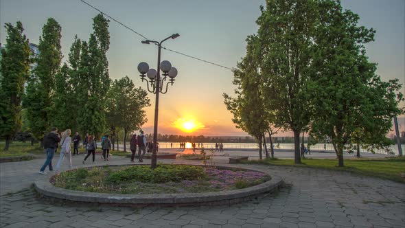 Timelapse Sunset Over the Lake alt