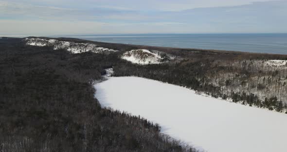 Lake of the Clouds in Michigan during winter drone shoting forward. alt