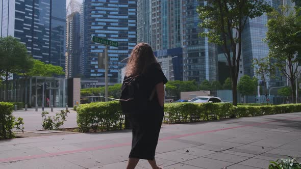 Tourist in Downtown of Big Modern City alt