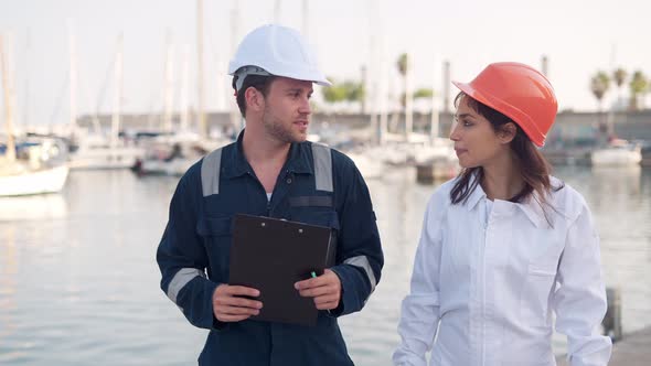 Workers Communicating During Workday in Marina alt