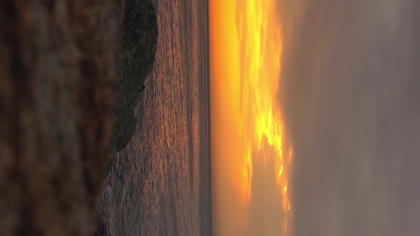 SUNSET OR SUNRISE OVER THE SEOR OCEAN. alt