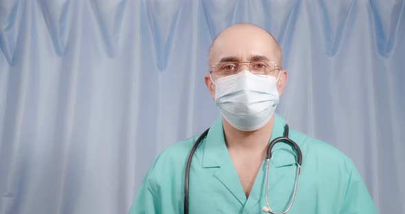 The Therapist Shows the Class on a Blue Background alt