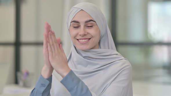 Young Arab Woman Clapping Applauding alt