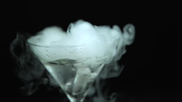 Drink in Glass of Martinis with the Effect of Dry Ice alt