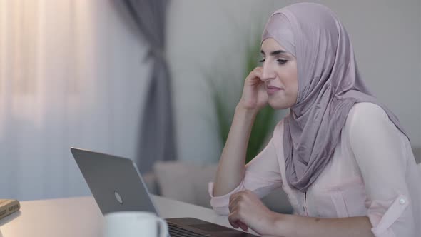 Online Coach Video Meeting Woman Laptop Call Home alt