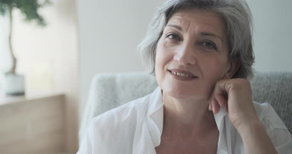 Portrait of a Happy Senior Elderly Woman in a Bright Comfortable Apartment alt