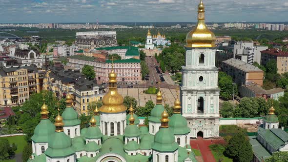 Beautiful flight in the afternoon over the Hagia Sophia in Kiev. alt