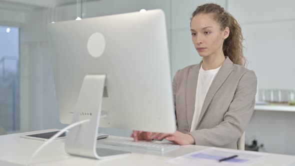Ambitious Young Businesswoman Working on Desk Top in Office alt