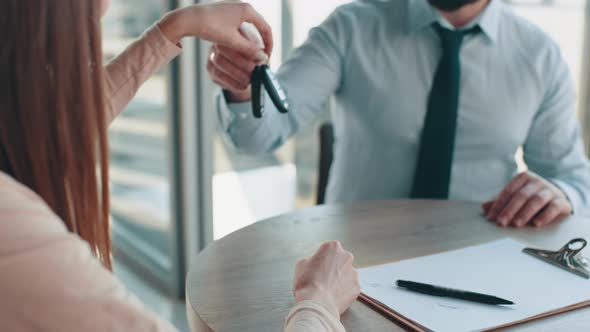 Giving the Customer the Car Keys After Signing the Lease alt