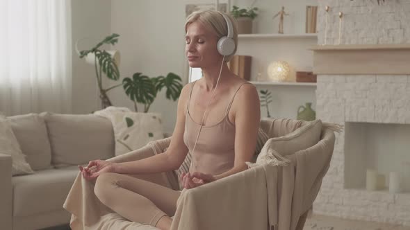 Sound Meditation Harmony Woman Peaceful Balance alt