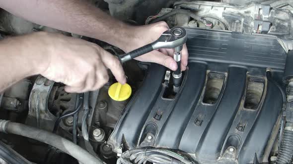 Car Service: Replacement of Spark Plugs. alt