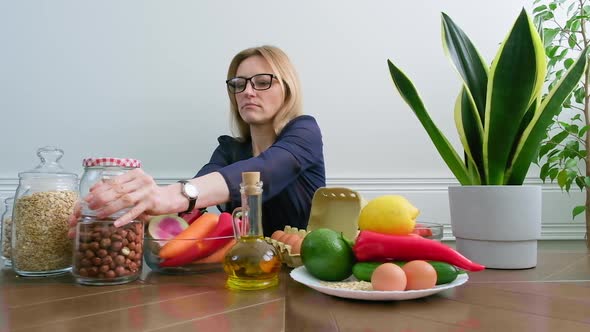 Female Nutritionist Talking About Healthy Eating Showing Healthy Food Plate alt