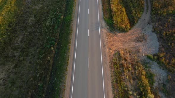 Пустая асфальтированная дорога с разметкой alt