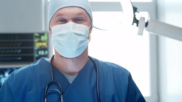 Professional medical doctor in emergency medicine room. Portrait of physician. alt