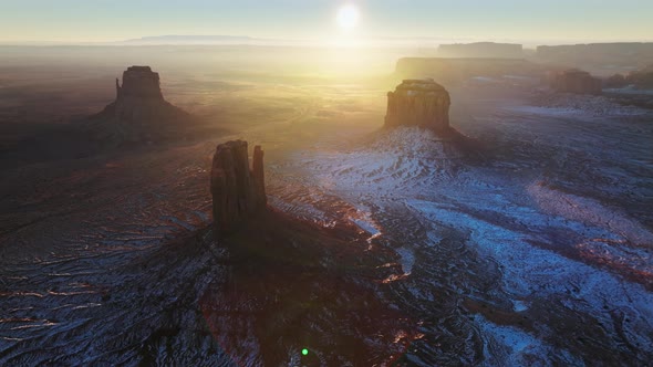 Beautiful Winter Landscape in Desert Mountain Rising Sun Breaks Monument Valley alt