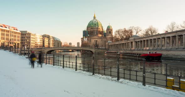Hyper lapse of the Berlin Dome on winter day, snow and ice floes on spree river alt
