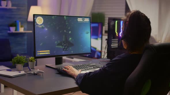 Pro Gamer Talking Into Microphone with Other Gamers alt