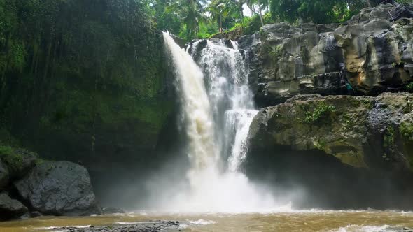 Tegenungan Waterfall in Bali, Indonesia alt