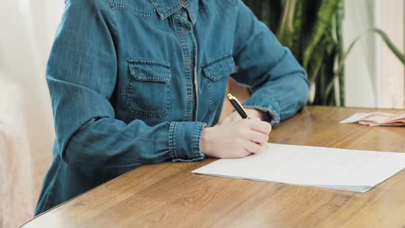 Client Signs the Contract and Receives the Keys From the Lawyer alt