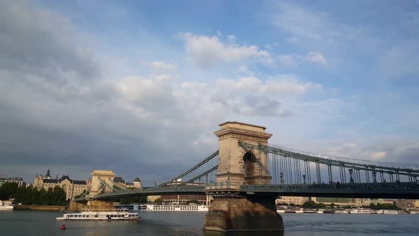 The Széchenyi Chain Bridge  alt