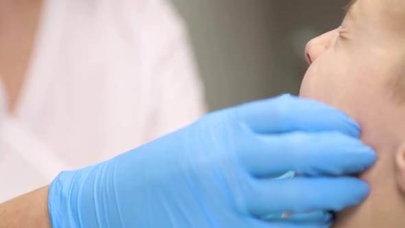 The child is afraid of the dentist alt