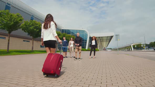 Guy Makes a Marriage Proposal Near the Airport Terminal. The Bride Agrees To the Marriage Proposal alt