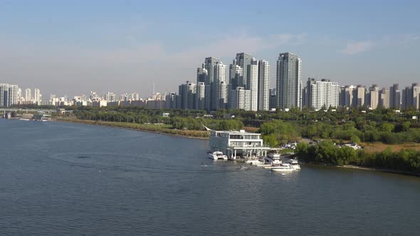 View on Banpo bridge, South part of Seoul, Han river Park, and 2 people riding jetboards alt