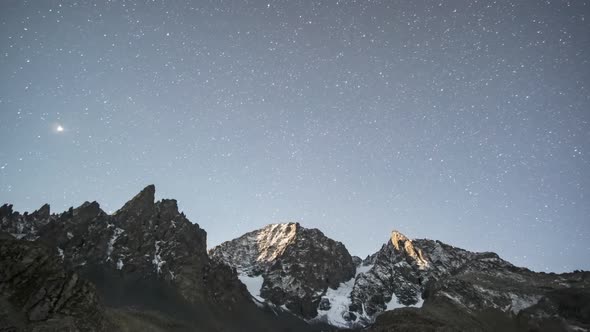 Night sky Milky Way over the mountains timelapse in Kackar Mountains, Turkey alt