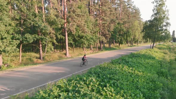 Cycling and triathlon training. Bike ride alt