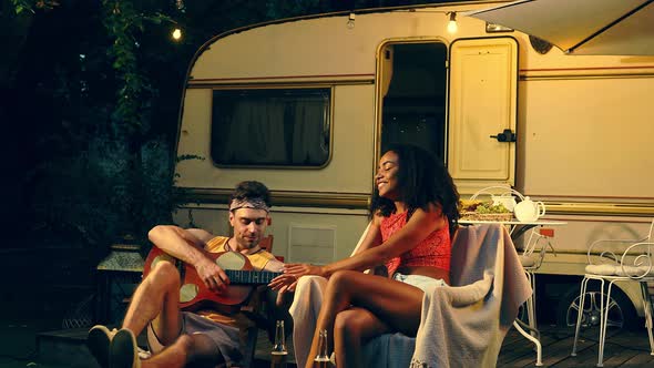 couple making a wanderlust travel. alt