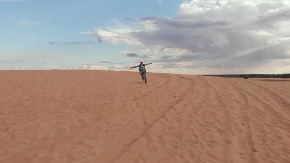 Teenager Girl Have Fun on Sand alt