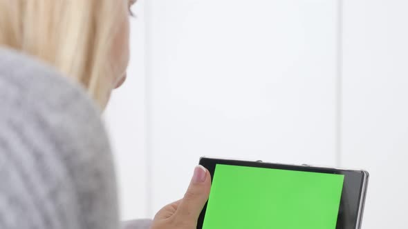 Blond female relaxing in bed on green screen display tablet 4K 2160p 30fps UltraHD footage - Woman a alt