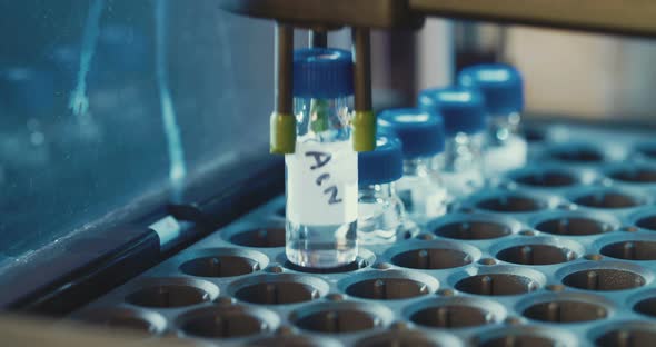 Robot working with small bottles alt