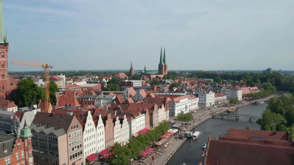 Forward Reveal of Town Houses on Wide Waterfront alt