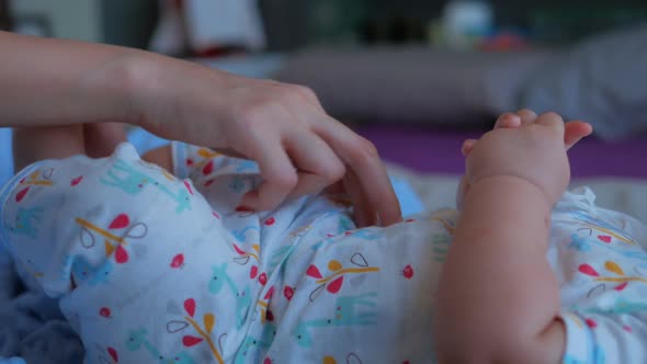 Hand Mother with Baby alt