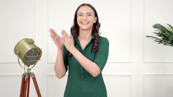 Indian woman clapping alt