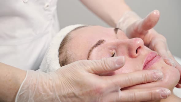 Face Massage at Spa Salon
