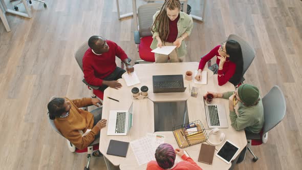 Top View of Businesspeople Having Meeting in Office alt