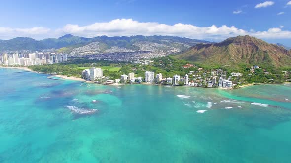 Drone flies up and over the city of Honolulu from off the coast alt