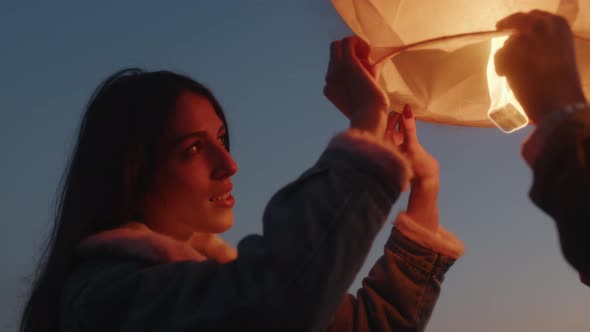 Couple flies a Chinese lantern alt